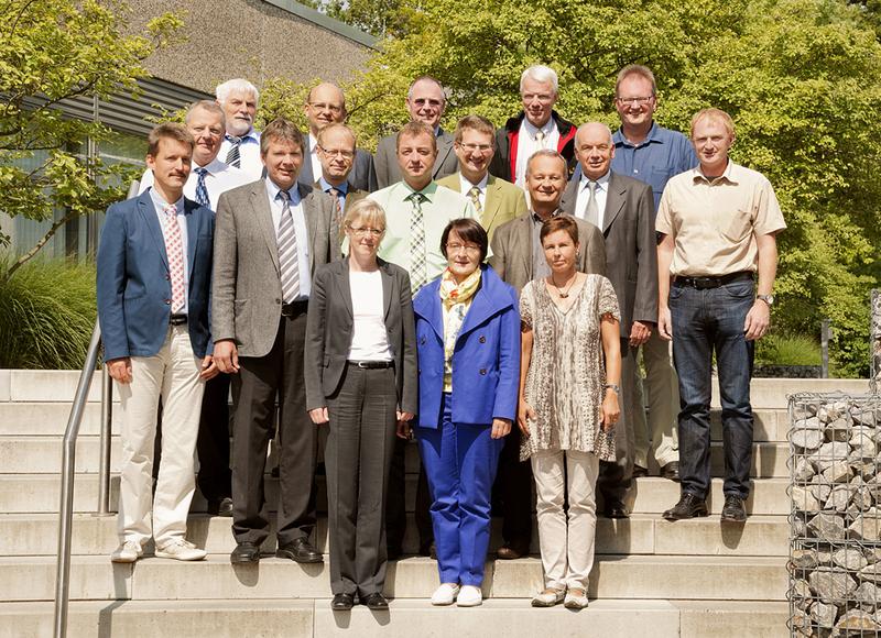 Die Gründungsmitglieder der NAMUR (Volker Pandel, Dr. Volker Diers, Dr. Michael Dzieia), der BG RCI (Thomas Maus), der IGR (Michael Michalski), dem IFA (Dr. Klaus-Werner Stahmer), der KAN (Werner Sterk), von consilab (Dr. Jürgen Franke), des TÜV Rheinland (Heinz Farke) und der PTB (Dr. Uwe Klausmeyer); als Gäste nahmen teil: Haimo Huhle und Gerhard Schwarz vom ZVEI, Ursula Aich (LASI), Dr. Frank Lienesch (BMAS) und Dr. Martin Thedens (Vorsitzender der nach ATEX-Richtlinie Benannten Stellen); begleitet wurde die Sitzung von der Justitiarin der PTB, Barbara Tafel, und der Mitarbeiterin der Geschäftsstelle des Ex-Dienstes, Ruth Koch (PTB)