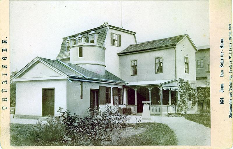 Die historische Aufnahme zeigt die Jenaer Sternwarte im Jahr 1879. Zehn Jahre später veranlasste der damalige Direktor der Sternwarte, Ernst Abbe, den Neubau des Gebäudes.