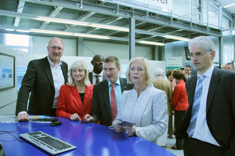 Institutsleiter Prof. Hoffmann und Dr. Kurt Rohrig erläutern Bundesforschungsministerin Wanka und Hessens Wissenschaftsministerin Kühne-Hörmann (von rechts) was im Zukunftsfeld der Energiesystemtechnik möglich ist