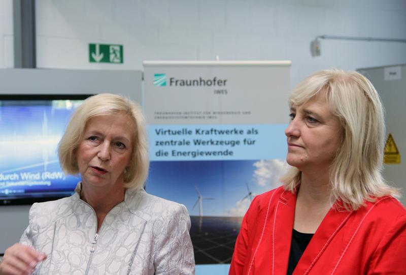 Bundesforschungsministerin Wanka, Hessens Wissenschaftsministerin Kühne-Hörmann (von links)