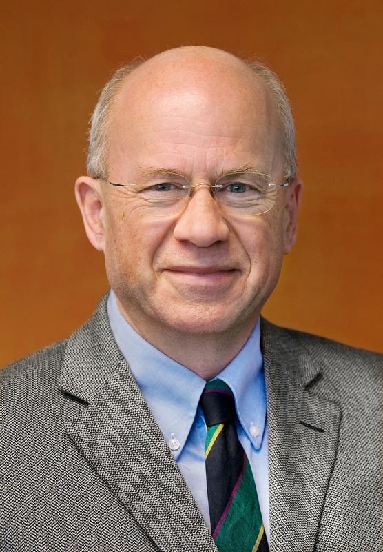 Prof. Dr. Dieter Vollhardt, Inhaber des Augsburger Lehrstuhls für Theoretische Physik III am Zentrum für Elektronische Korrelationen und Magnetismus des Instituts für Physik der Universität Augsburg und ehemaliger Sprecher des Augsburger DFG-Sonderforschungsbereichs 484 (2000 - 2010), ist Initiator und Sprecher der 2010 eingerichteten ortsverteilten Forschergruppe FOR 1346, deren Fortsetzung um weitere drei Jahre von der DFG jetzt bewilligt wurde.