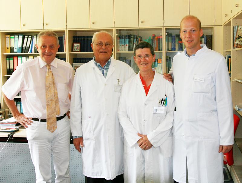 Ulmer Autoren des Fachbeitrags (v.l.): Prof. Albert Ludolph, Ärztlicher Direktor der Klinik für Neurologie (RKU), Prof. Heiko Braak, Dr. Dr. Kelly Del Tredici-Braak und Prof. Johannes Brettschneider