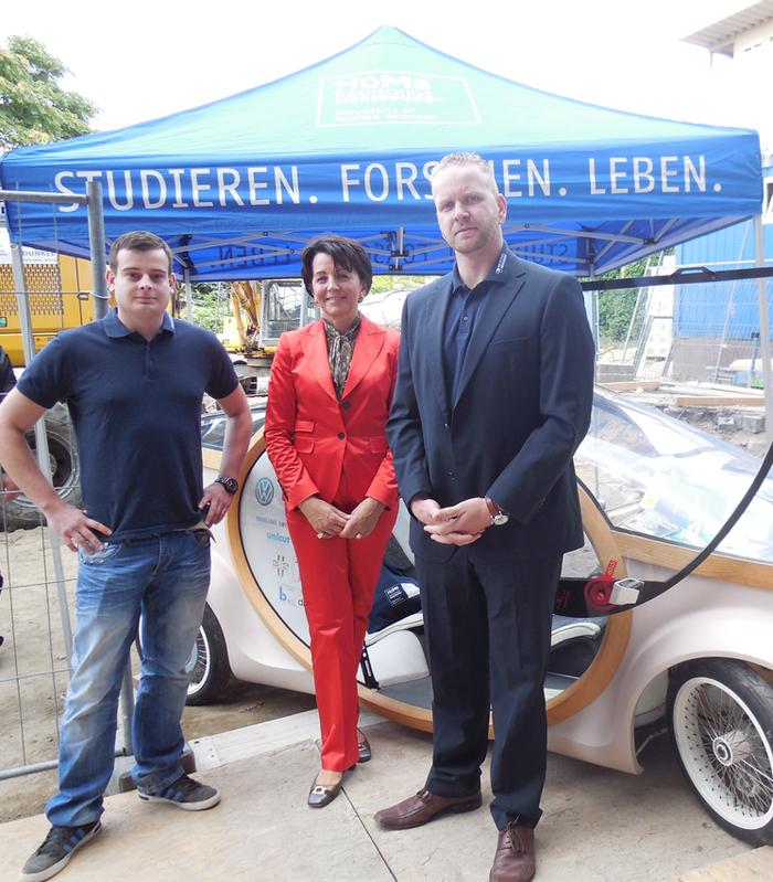 Staatssekretärin im Bundesministerium für Wirtschaft und Technologie (BMWi), Anne Ruth Herkes, wurde der NIOS von Hendrik Würzberg (li) und Marcel Töpfer (re) präsentiert. 