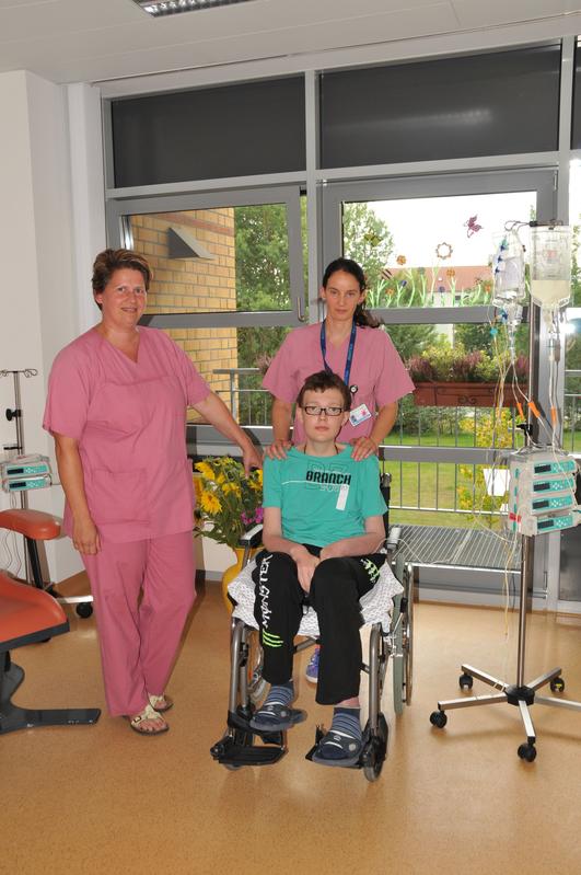 Jerome hat sich mit Stationsschwester Mary (re.) und Schwester Katja die neuen Räume angeschaut. 