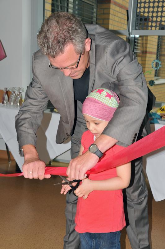 Zuvor hat Nea zusammen mit Pflegevorstand Peter Hingst das Band durchgeschnitten und die Kinderonkologische Tagesklinik eröffnet.