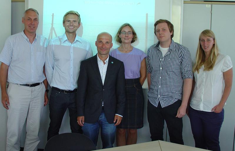 Das Projektteam (von links): Prof. Dr. Dominik Siegrist (Hochschule für Technik Rapperswil, Schweiz), Marius Skoruppa (HTWG Konstanz, Projektmitarbeiter), Prof. Dr. Marco Mevius (kips, HTWG Konstanz, Projektleiter), Prof. Dr. Tatjana Thimm (HTWG Konstanz, Fachgebiet Tourismusmanagement), Wolfgang Mularzyk (KIPS, HTWG Konstanz, Projektmitarbeiter), Julia Marmulla (Universität Konstanz, Projektmitarbeiterin).