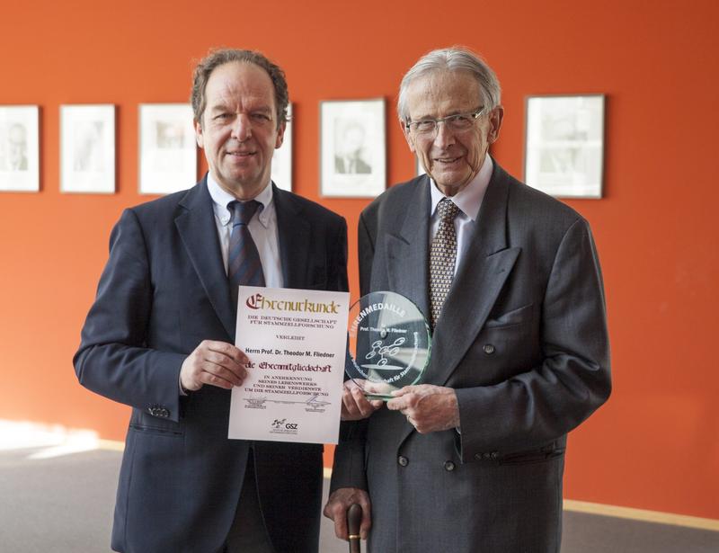 Prof. Klaus-Michael Debatin übergab Prof. Theodor Fliedner Ehrenurkunde und -medaille der Deutschen Gesellschaft für Stammzellforschung