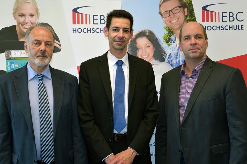 Das neue Führungsteam der EBC Hochschule, v.l.; Kanzler Johann Stooß, Präsident Dr. Uwe Eisermann, Dekan Prof. Dr. Lothar Bildat