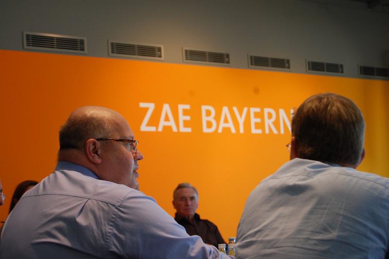 Bundesumweltminister Peter Altmaier diskutiert mit den anwesenden Gästen im Veranstaltungsraum des ZAE Bayern über die Realisierung der Energiewende