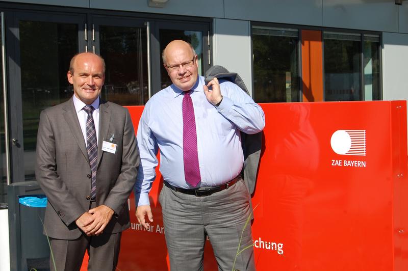 Bundesumweltminister Peter Altmaier und der Vorstandsvorsitzende des ZAE Bayern, Herr Prof. Dr. Vladimir Dyakonov vor dem Eingang des Energy Efficiency Center
