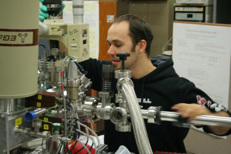 Foto Dr. Jens Kruse schiebt eine Bodenprobe in den Synchrotron ein. 