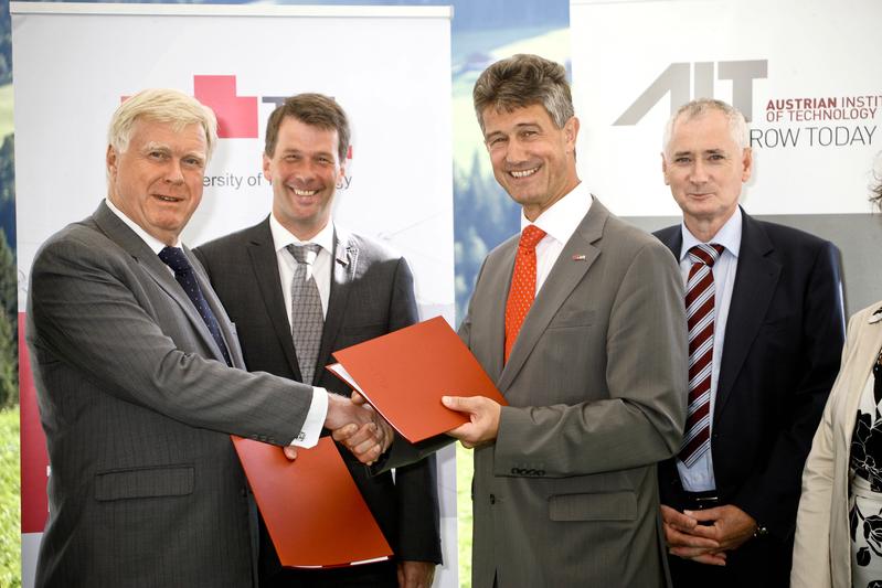 v.l.n.r.: Wolfgang Knoll (Managing Director, AIT), Horst Bischof (Vizerektor für Forschung, TU Graz), Harald Kainz (Rektor TU Graz) und Anton Plimon (Managing Director, AIT)