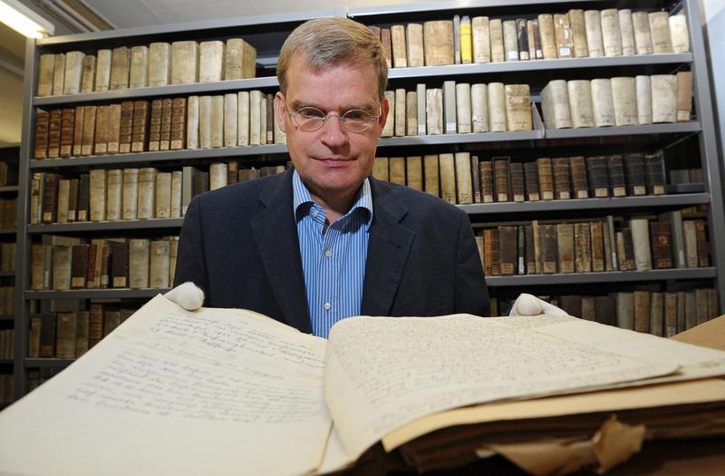 Dr. Joachim Ott von der Abteilung Handschriften und Sondersammlungen der Thüringer Universitäts- und Landesbibliothek sichtet die Schriften aus dem Nachlass des bedeutenden Wirtschaftswissenschaftlers Walter Eucken (1891-1950) und den seiner Frau Edith Eucken-Erdsiek (1896-1985). 