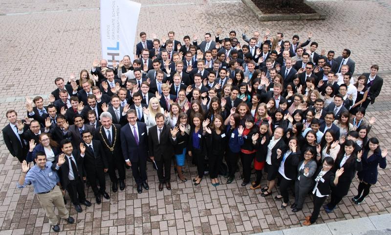 Immatrikulation an der HHL Leipzig Graduate School of Management. Die Gruppe der neuen Studierenden mit (vorne, v.l.n.r.) HHL-Rektor Prof. Dr. Andreas Pinkwart, Frank Strauß, Vorstandsvorsitzender der Deutschen Postbank AG, sowie HHL-Kanzler Dr. Axel Baisch. Quelle: HHL