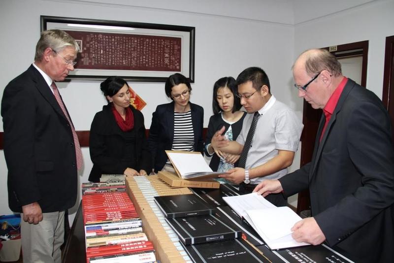 Angehörige des Forschungsinstituts "Einheit 731" präsentierten den Marburger Gästen Archivdokumente zu japanischen Kriegsverbrechen während des Zweiten Weltkriegs. Von links: Professor Eckart Conze, Susanne Raidt, Dr. Christina Ullrich, Ru-jia Liu (Dolmetscherin), Yan-jun Yang (Forschungsinstitut "Einheit 731"), Dr. Wolfgang Form.