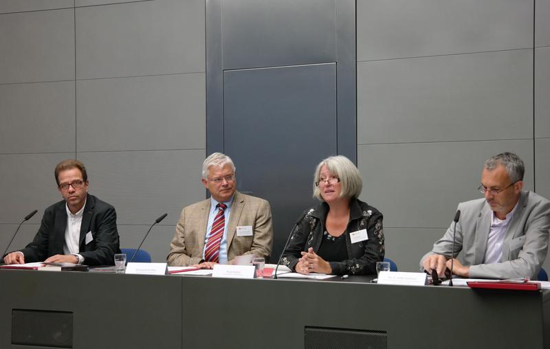 v.l.n.r.: Dr. Thomas Maschke vom Institut für Waldorfpädagogik, Inklusion und Interkulturalität in Mannheim, Henning Kullak-Ublick vom Vorstand des BdFWS, Birgitt Beckers vom Vorstand des BdFWS und Prof. Dr. Steffen Koolmann, Leiter des Instituts für Bildungsökonomie an der Alanus Hochschule für Kunst und Gesellschaft in Alfter bei Bonn