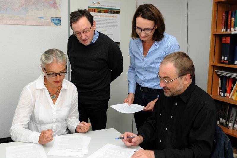 Sinologin Dr. Monique Nagel-Angermann, Sinologe Prof. Dr. Reinhard Emmerich, Islamwissenschaftlerin Dr. Monika Springberg-Hinsen und Arabist Prof. Dr. Thomas Bauer vom DOT-Komitee (v.l.) 