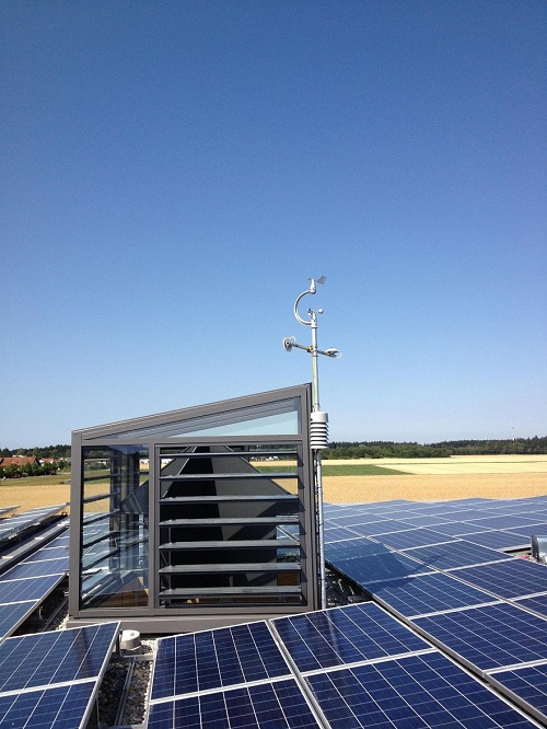 Weithin sichtbarer auf dem Dach des Kinderhauses installierter Solarkamin.
