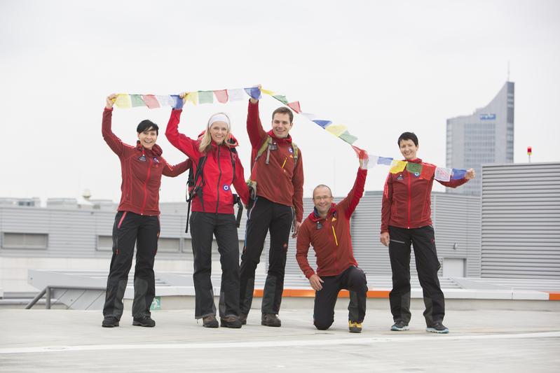 Das UKL-Expeditionsteam schnuppert Leipziger Höhenluft auf der Hubschrauberlandeplattform des Uniklinikums Leipzig – Nicole Brettschneider, Dr. Katy Rosenke, Dr. Gero Schulze, Dr. Ludger Mende und Jana Bauer (v.l.n.r.). Demnächst geht es für die 3 Ärzte und  2 Schwestern höher hinauf, auf den 7126 m hohen Himlung Himal im Himalaya. Foto: UKL/ Stefan Straube