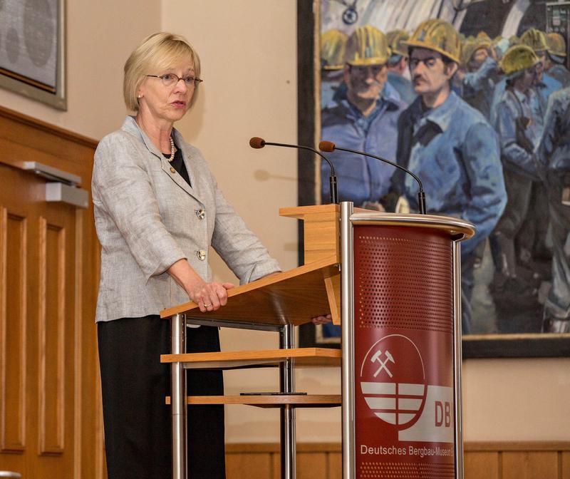 hsg-Präsidentin Prof. Dr. Anne Friedrichs begrüßt den vierten Studierenden-Jahrgang der hsg im Deutschen Bergbau-Museum in Bochum. 