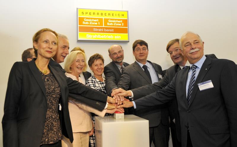 Den Startschuss für den Protonenbeschleuniger im Neubau des OncoRay-Zentrums geben (v.l.n.r.) Sachsens Staatsministerin für Wissenschaft und Kunst, Prof. Sabine von Schorlemer; Sachsens Ministerpräsident Stanislaw Tillich; Bundesforschungsministerin Prof. Johanna Wanka; Dresdens Oberbürgermeisterin Helma Orosz; Prof. Roland Sauerbrey, Wissenschaftlicher Direktor des Helmholtz-Zentrums Dresden-Rossendorf; Prof. Michael Baumann, Direktor des OncoRay- Zentrums; Prof. Otmar Wiestler, Wissenschaftlicher Vorstand des DKFZ sowie der Präsident der Helmholtz Gemeinschaft, Prof. Jürgen Mlynek.