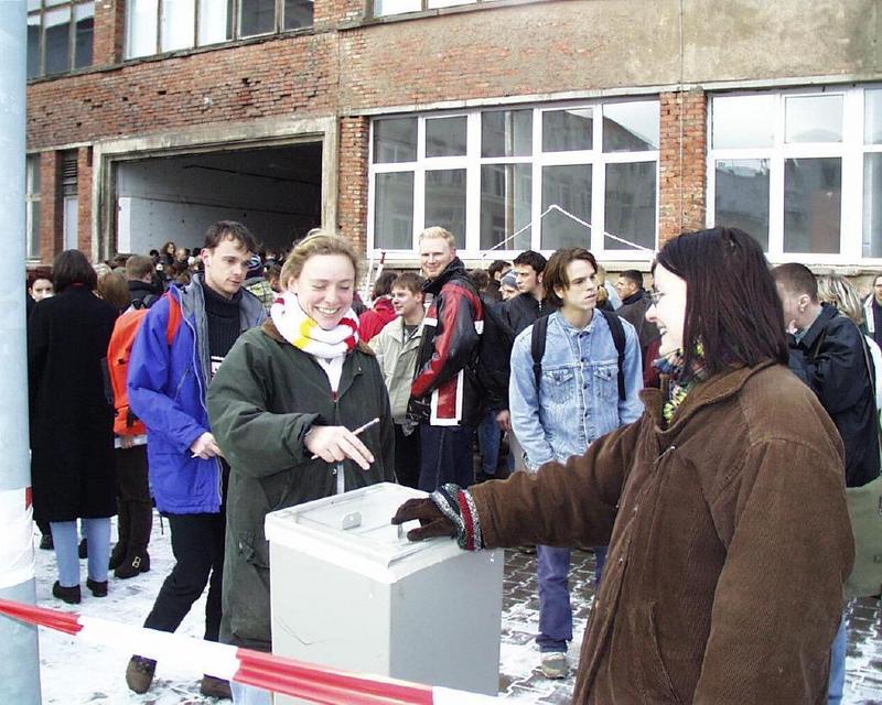Mit einer so hohen Stimmbeteiligung hatte der StuRa nicht gerechnet. Vorn rechts StuRa-Mitglied Franziska Teßmer.