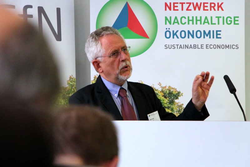 Fachkongress Nachhaltige Ökonomie 2013 an der HWR Berlin: „Ein Weiter-wie-bisher gibt es nicht mehr“, appelliert Prof. Dr. Holger Rogall.