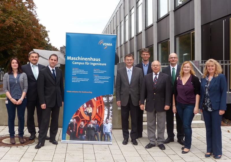 Ziele des Transfer-Projektes „Maschinenhaus“ sind eine zielgenauere Ansprache der Erstsemester sowie eine Optimierung der Betreuung der Studierenden: (von li.): Kerstin Haas (BEST-FIT, Teilprojekt ProStep), Dr. Josef Scheller, Leiter des Werks Schaeffler AG Schweinfurt/Eltmann, Thilo Weber, Referent für Bildungspolitik, VDMA, Dr. Joachim-Söder-Mahlmann, HIS GmbH, Professor Dr. Helge Möbus, Professor Dr. Winfried Wilke, Professor Dr. Thomas Blotevogel, Claudia Reuer (BEST-FIT, Teilprojekt ZEQ) sowie die Vizepräsidentin Professorin Dr. Gabriele Saueressig. 