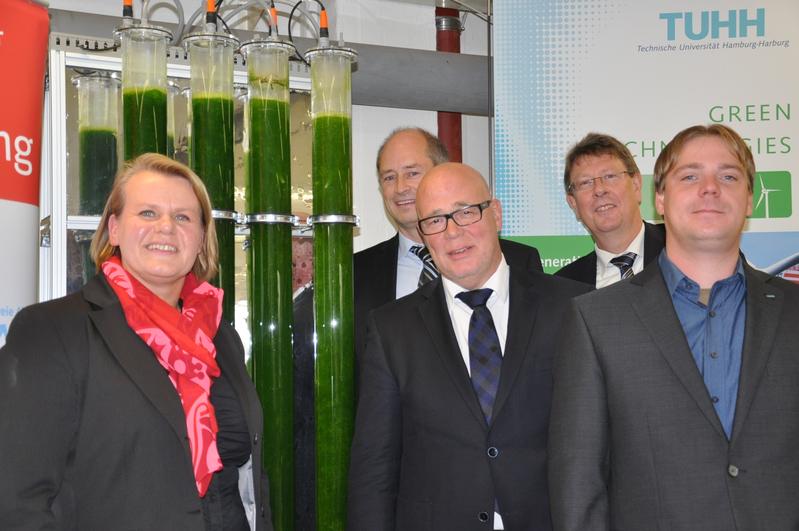 Gruppenbild mit Damev.r.n.l. Prof. Kerstin Kuchta, Udo Bottländer (E.ON Hanse), Thomas Brauer (E.ON Hanse), Dr. Johannes Harpenau (TUHH) und Nils Wieczorek (TUHH)