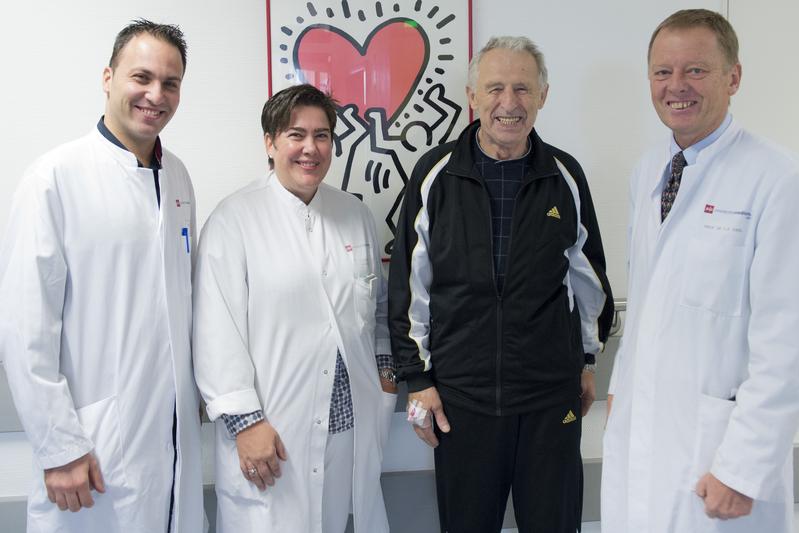 glückliche Gesichter in der Klinik und Poliklinik für Herz-, Thorax- und Gefäßchirurgie der Universitätsmedizin Mainz: Patient Franz Betz (3. v. l.) nach geglückter OP mit den Ärzten der Sektion endovaskuläre Gefäßchirurgie Oberärztin Tanja Frieß (2. v. l.) und Oberarzt Marwan Yousseff (1. v. l) sowie dem Direktor der Klinik und Poliklinik für Herz-, Thorax- und Gefäßchirurgie Univ.-Prof. Dr. med. Christian-Friedrich Vahl 