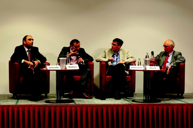 Im Rahmen des Nationalen Symposiums für Zoonosenforschung 2013 diskutierten auf einer Podiumsdiskussion zum Thema "Dual Use" Wissenschaftler und Journalisten das Missbrauchspotenzial wissenschaftlicher Forschungsergebnisse.