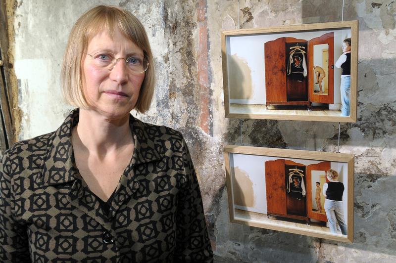 Kunsthistorikerin Prof. Dr. Verena Krieger von der Uni Jena vor dem Werk "Serie After Cartier-Bresson" von Viktoria Tremmel, das in der Ausstellung "BrandSchutz // Mentalitäten der Intoleranz" zu sehen ist.