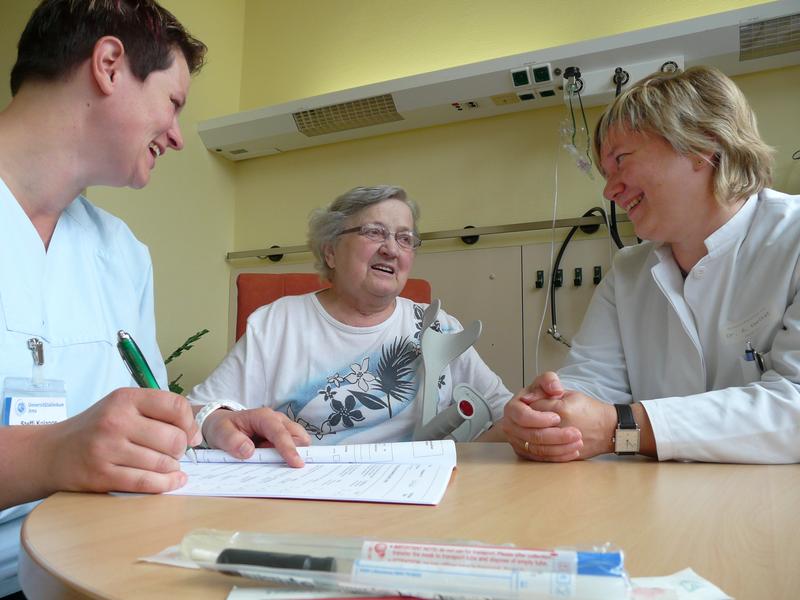 Das PneumoCaRe-Team, hier Studienschwester Steffi Kolanos (li.) und Studienleiterin Dr. Anja Kwetkat, erfasst neben der Bakterienbesiedlung des Nasen- und Rachenraumes auch den allgemeinen Gesundheitszustand der Senioren.