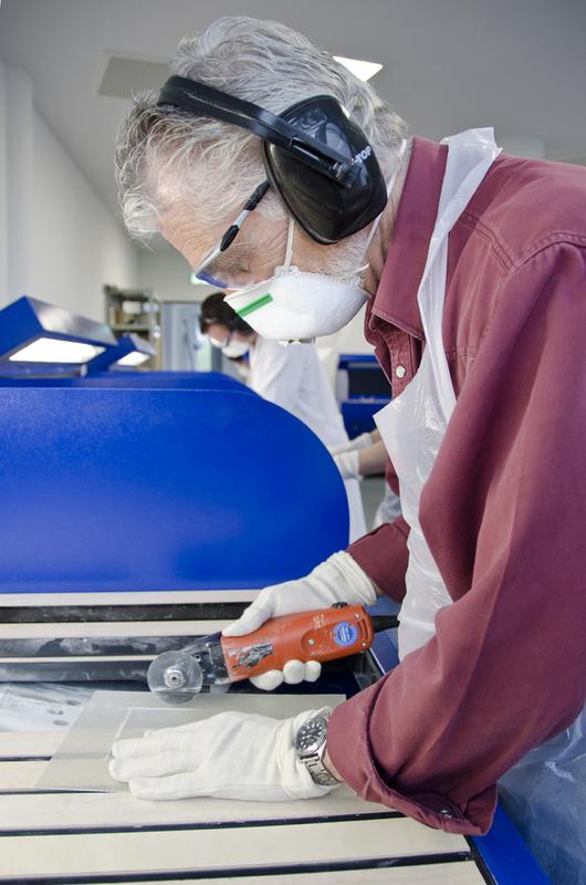 Weiterbildung im Kunststoff-Kompetenzzentrum des Fraunhofer IFAM: Besäumen eines FVK-Fügeteils – Aufbau und Herstellung von FVK-Fügeteilen haben Einfluss auf anschließende Klebprozesse 