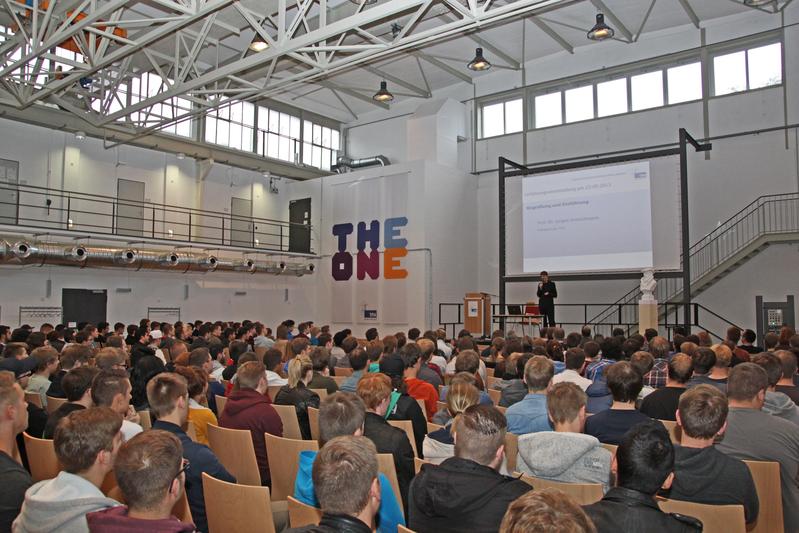 TFH-Präsident Kretschmann begrüßt das voll besetzte Auditorium