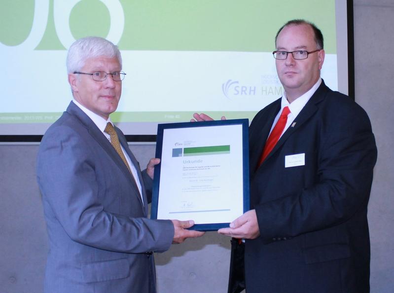 Prof. Dr. Lutz Bauriegel (links) nimmt die Honorarprofessorenurkunde von SRH-Rektor Prof. Dr. Joachim Opitz entgegen