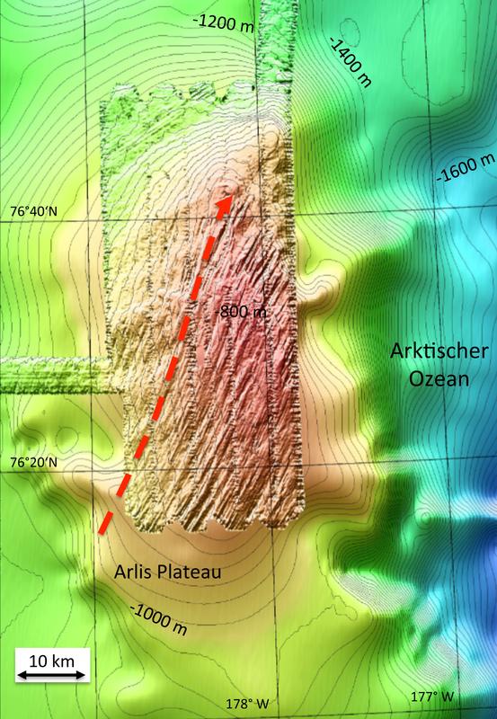 Ausschnitt und Beispiel einer genauen Meeresbodenvermessung am Arlis-Plateau. Deutlich zu erkennen sind die nahazu parallel verlaufenden Furchen, welche die Eisschilde im Meeresboden hinterlassen haben. Der Pfeil markiert die Fließrichtung des Eises. 