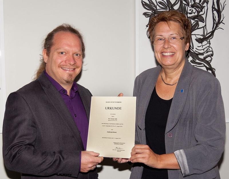 Rektorin Prof. Dr. Astrid Beckmann überreicht Juniorprofessor Dr. Gernot Aich die Berufungsurkunde