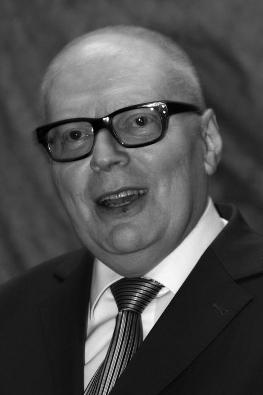 Im Alter von 62 Jahren verstarb der Dinslakener Paul Reichart, Wirtschaftsprofessor an der Westfälischen Hochschule in Gelsenkirchen.
