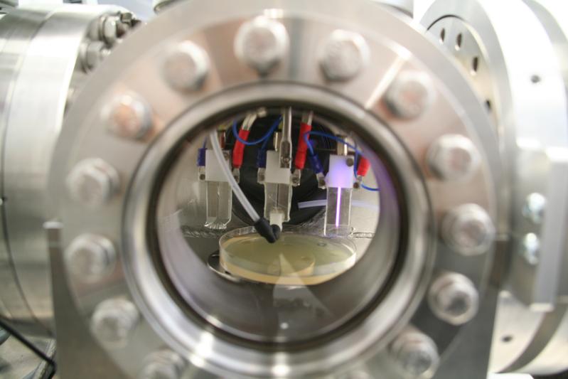 Plasma-Reaktor: Das RUB-Team erzeugt kalte Atmosphärendruckplasmen und testet die Effekte von UV-Strahlung und reaktiven Teilchen auf bakterielle Zellen und Moleküle. Copyright: RUB, Foto: Jan-Wilm Lackmann