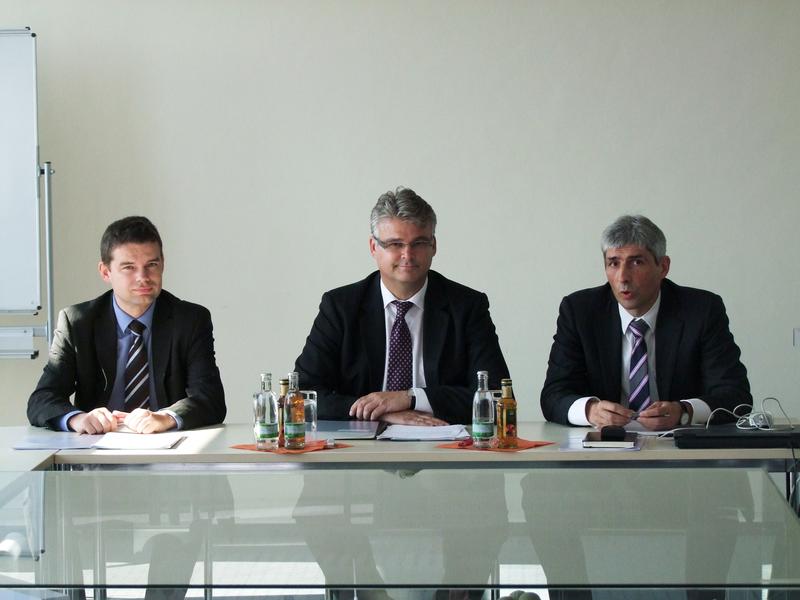 Dr. Thoralf Held,re., Kanzler der EAH Jena,  im Gespräch mit Christian Leege, Mitglied des Vorstands der Sparkasse Jena-Saale-Holzland, Mitte, und Vorstandsassistent Thomas Neupert, li.