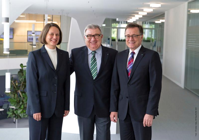 Change in leadership at Fraunhofer IAO: The Stuttgart-based research institute will now be headed by Prof. Wilhelm Bauer (right) and his deputy, Prof. Anette Weisbecker (left). The former director, Prof. Diether Spath (middle), is joining Wittenstein AG as of October 1, 2013.