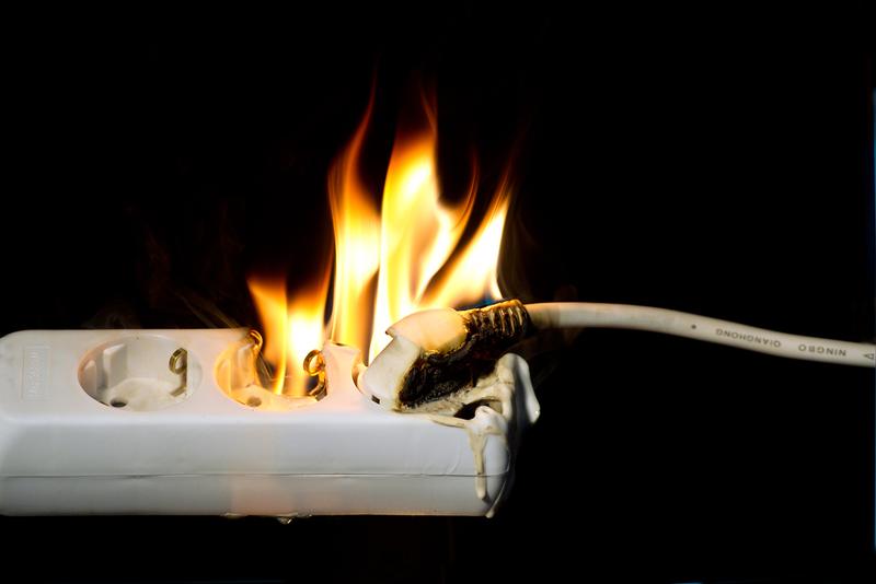 Viele Steckerleisten sind brandgefährlich – bei hohem Stromfluss überhitzen sie. Flammschutzmittel in der Leiste können Brände verhindern oder die Ausbreitung von Feuer verzögern.