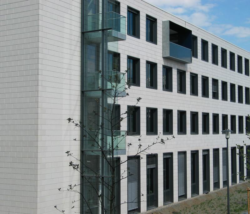 Geradlinige Moderne: Zahllose Fenster der durch Sichtmauerwerk und Glas domonierten Fassade sorgen für helle, freundliche Büros.