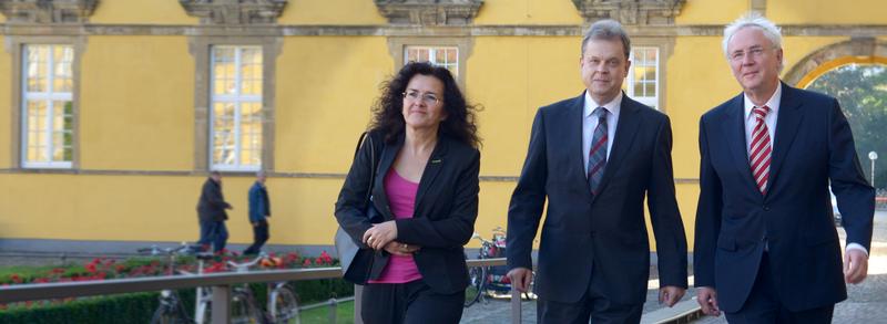 Mit einem Festakt im Osnabrücker Schloss vollzog die Universität Osnabrück am Dienstag, 1. Oktober, den Präsidentenwechsel. Nach neunjähriger Amtszeit verabschiedete sich Prof. Dr.-Ing. Claus Rollinger (r.) in den Ruhestand und übergab die Universitätsleitung an den Göttinger Wissenschaftler Prof. Dr. Wolfgang Lücke. An dem Festakt nahmen neben der niedersächsischen Wissenschaftsministerin Dr. Gabriele Heinen-Kljajić (li.) zahlreiche weitere Persönlichkeiten aus Politik, Wirtschaft, Bildung und Kultur teil.