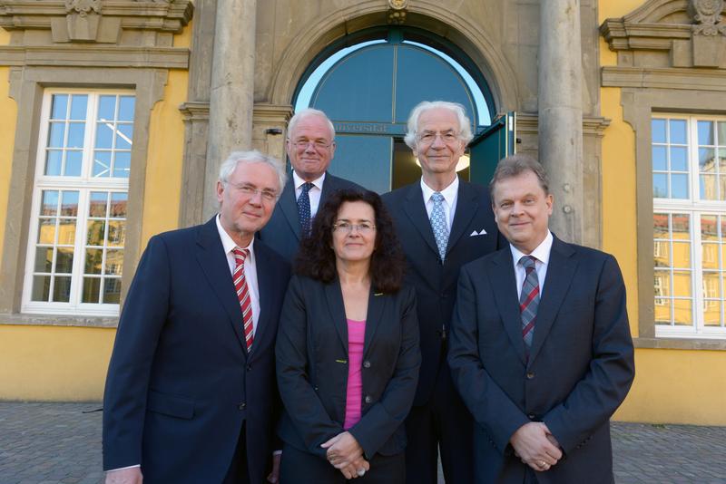 Festakt mit (v.l.) Altpräsident Prof. Dr.-Ing. Claus Rollinger, Prof. Dr.-Ing. Dr. h.c. Jürgen Hesselbach (Vorsitzender Landeshochschulkonferenz), Wissenschaftsministerin Dr. Gabriele Heinen-Kljajić, Prof. Dr. Axel Zeeck (Hochschulrat) und dem neuen Präsidenten Prof. Dr. Wolfgang Lücke.