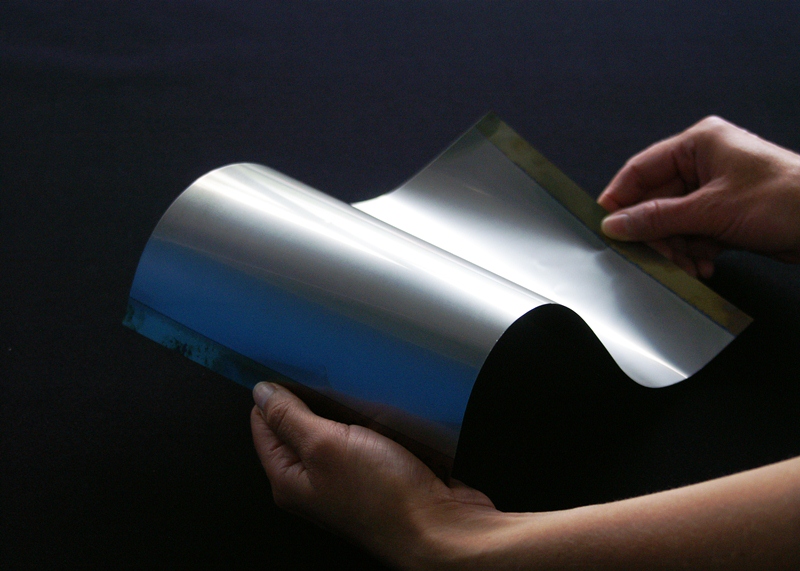 Glasartige, biegsame Barriereschicht für erhöhten Wirkungsgrad bei CIGS-Solarzellen