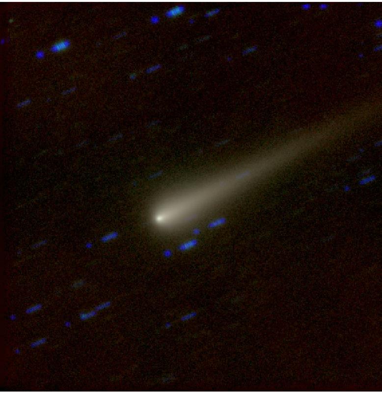 Komet ISON am Morgen des 29. September 2013, aufgenommen von Dr. Bringfried Stecklum am Alfred-Jensch-Teleskop der Landessternwarte Thüringen in Tautenburg bei Jena. Das Bild zeigt die Hülle aus Staub, die den Kometenkern umgibt, und den Staubschweif. Der Kometenkern selbst ist nicht sichtbar, da er vom freigesetzten Staub überstrahlt wird. Das Bild ist eine Überlagerung aus zehn Einzelaufnahmen. Da sich der Komet während der Aufnahmen weiterbewegt hat, erscheinen die Sterne im Hintergrund zum Teil als langgezogene Striche (hier in blauer Farbe.)                            