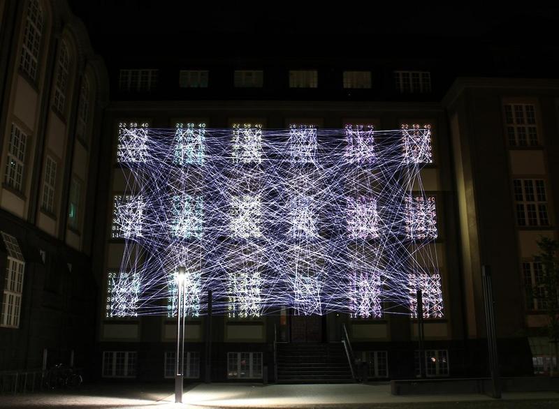 Eine computerunterstützten Live-Performance, die den Paulusplatz in einen dynamischen Klangraum transformiert und die Gebäudefassade mit einer reaktiven Bildschicht überzieht.