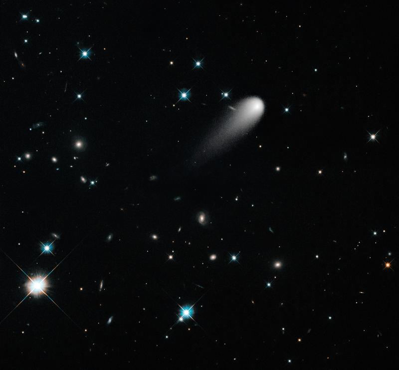 Komet ISON: Das Hubble Space Telescope der NASA machte die Aufnahme am 30. April 2013. Verglichen mit den blinkenden Galaxien im Hintergrund ist ISON nur einen Steinwurf von der Erde entfernt. 